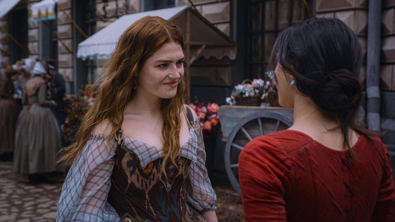 © ORF/WDR/Story House Pictures/Armands Virbulis Constanze und Maria Anna stehen sich auf einer belebten Marktstraße gegenüber, im Hintergrund Blumenstände und Marktbuden