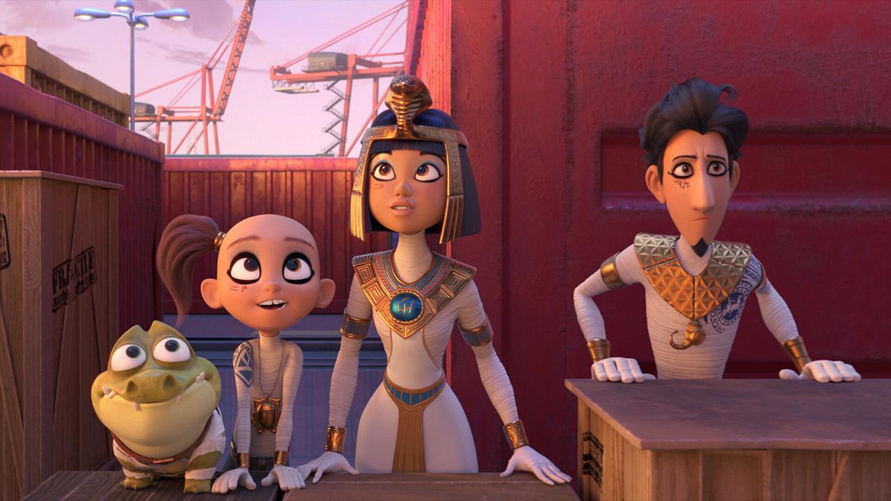 © ORF/Warner Bros. Pictures Animation - ein Mann, eine Frau und ein Kind in weißer, altägyptischer Kleidung stehen mit einem Krokodil in einem Container-Hafen und blicken sich erstaunt um