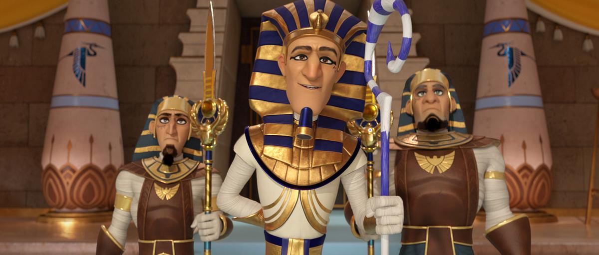 © ORF/Warner Bros. Pictures Ein prächtig gekleideter Pharao blickt gutmütig vor sich hin und steht in einem ägyptischen Palast vor zwei Wachmänner