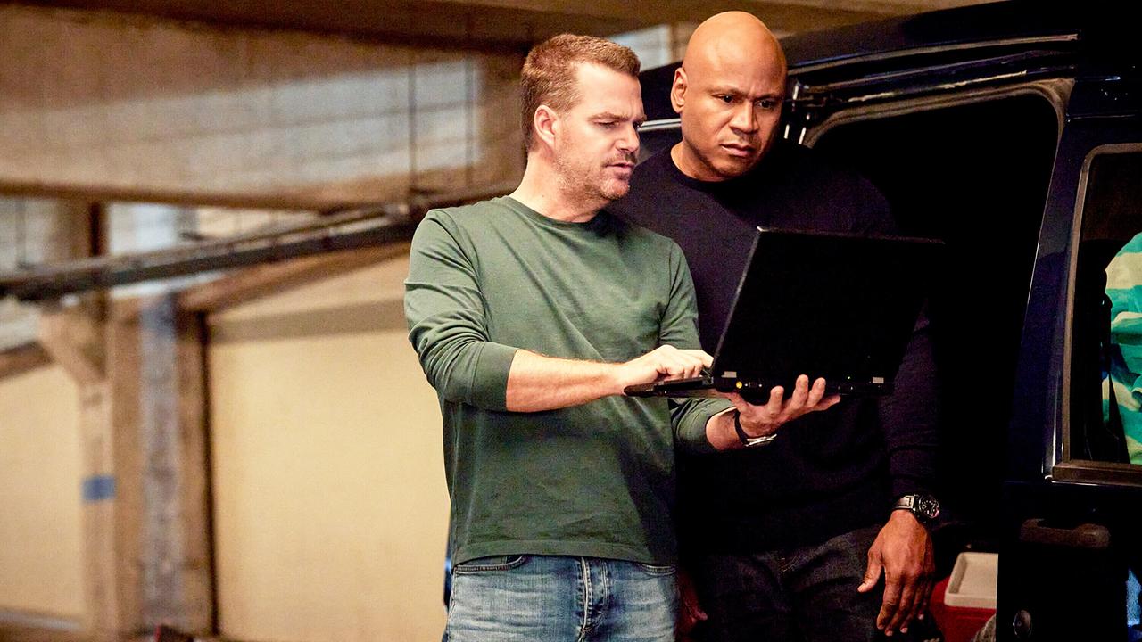 © ORF/Sevenone International/CBS/Sara Mally Die Special Agents Callen und Hanna stehen in der Parkgarage vor einem Auto und blicken auf den Bildschirm eines Laptops
