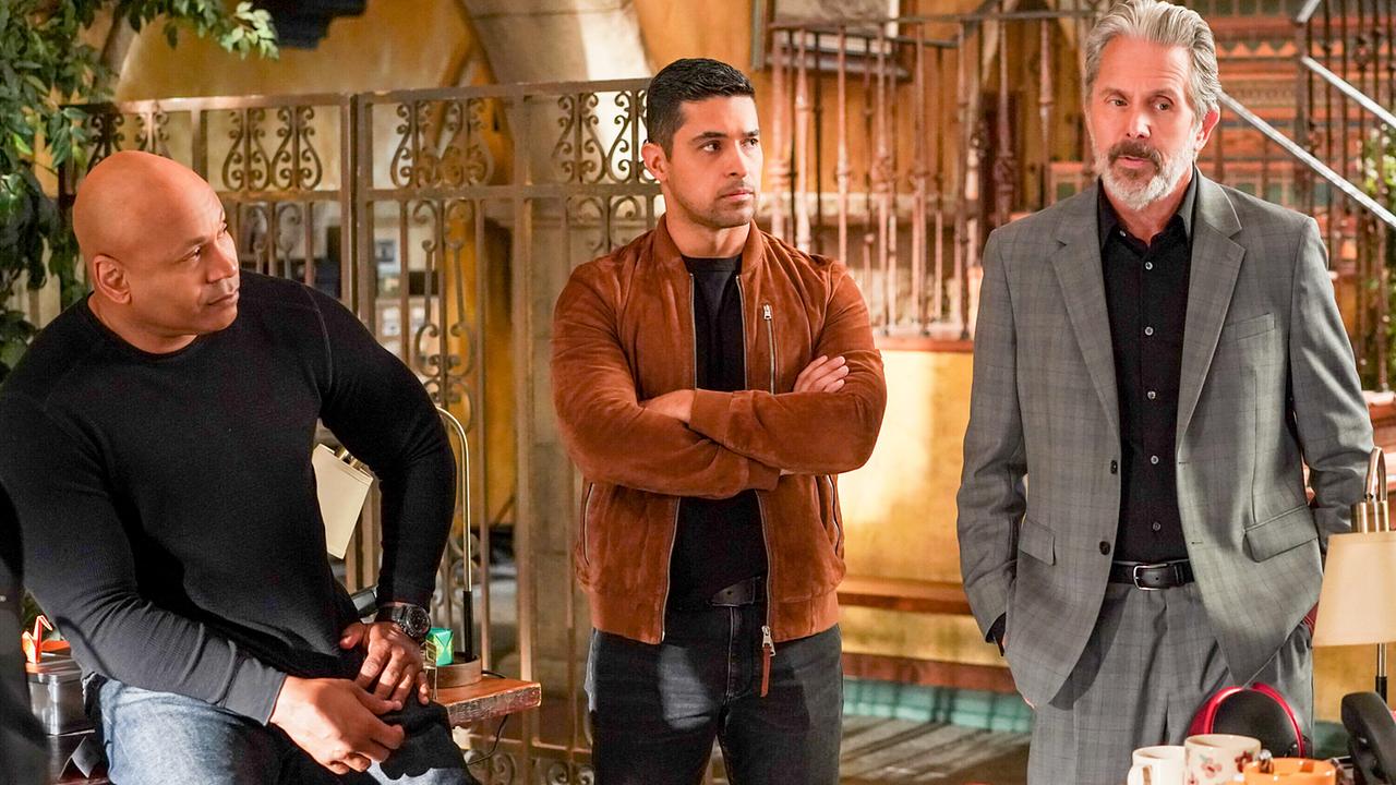 © ORF/Sevenone International/CBS/Sonja Flemming Hanna, Nick und Parker stehen bei einer Besprechung vor einem Schreibtisch, Parker ist am Wort, die beiden hören ihm aufmerksam zu