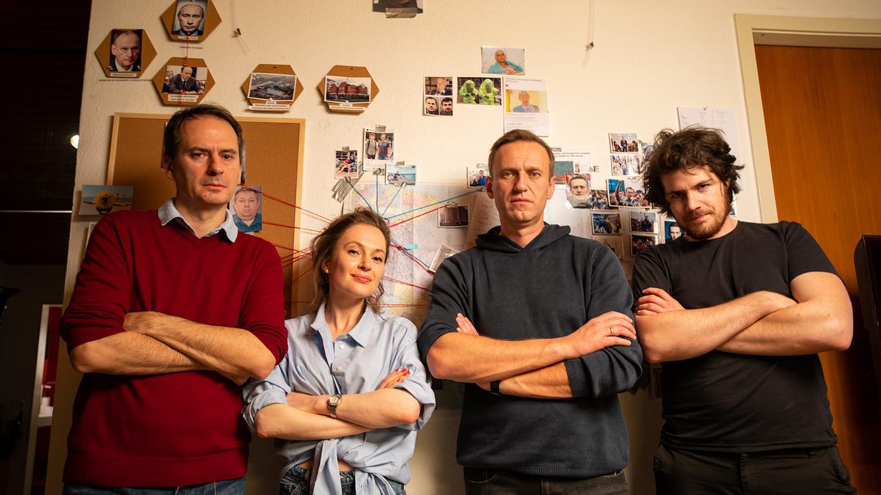 Im Bild: Christo Grozev, Maria Pevchikh, Alexei Nawalny, Regisseur Daniel Roher.