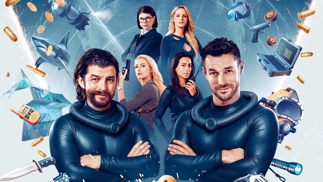 Filmmotiv zu "Neo Nuggets" zeigt Otto Jaus und Paul Pizzera im Neopren-Anzug im Vordergrund, dahinter Silvia Schneider, Eva Maria Frank und Melissa Naschenweng, umgeben von Unterwasser-, Waffen- und Technikmotiven.