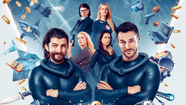 © ORF/Samsara Filmproduktion/Ricardo Gstrein Filmmotiv zu "Neo Nuggets" zeigt Otto Jaus und Paul Pizzera im Neopren-Anzug im Vordergrund, dahinter Silvia Schneider, Eva Maria Frank und Melissa Naschenweng, umgeben von Unterwasser-, Waffen- und Technikmotiven.