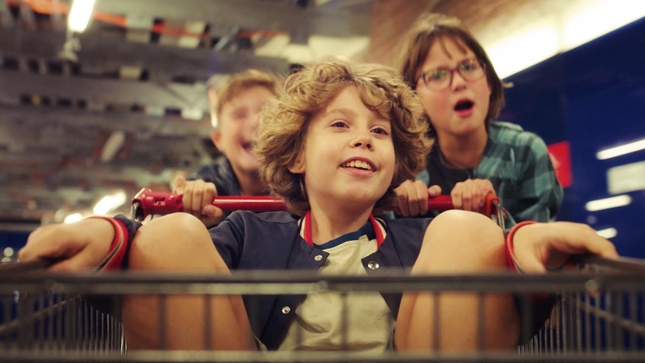 Die drei Freunde auf Tour: Franz wird im Einkaufswagen von Gabi und Eberhard geschoben.