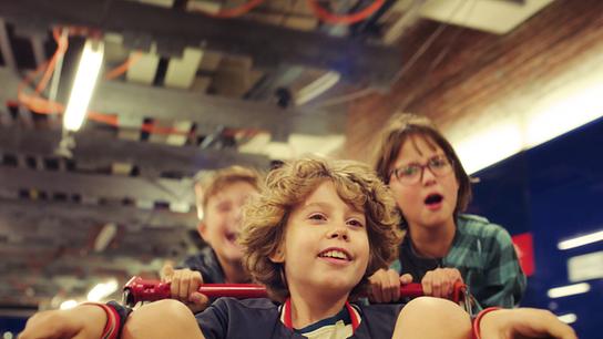 Die drei Freunde auf Tour: Franz wird im Einkaufswagen von Gabi und Eberhard geschoben.