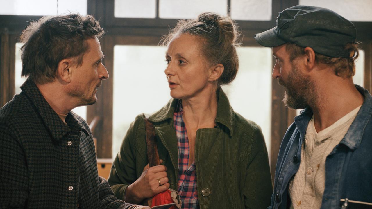 Ella Bäumer, Alfons Bäumer und Florian Eder diskutieren miteinander.