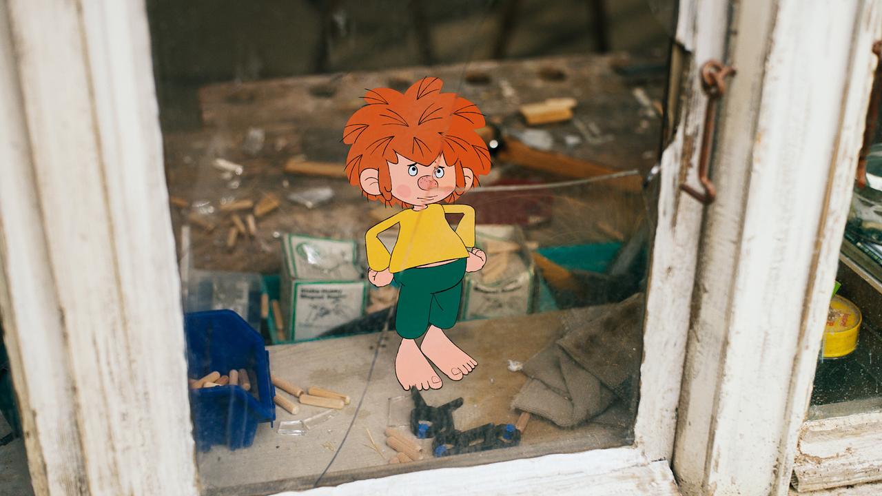 © ORF/Beta Film/NEUESUPER GmbH/RTL Pumuckl erblickt die zerbrochene Fensterscheibe