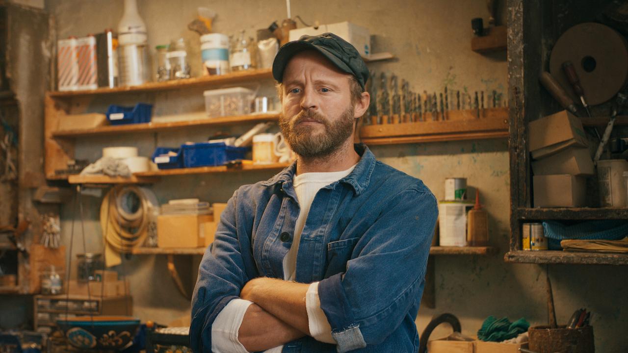 © ORF/Beta Film/NEUESUPER GmbH/RTL Tischlermeister Florian Eder denkt nach.