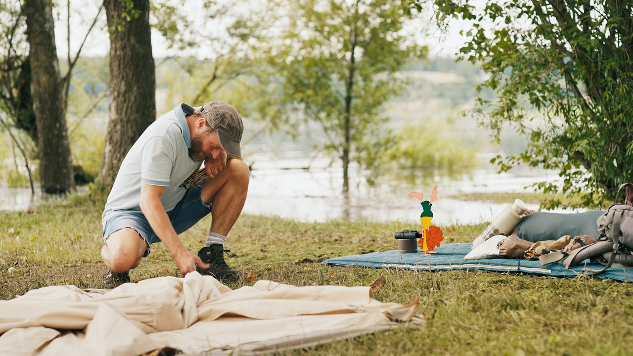 © ORF/Beta Film/NEUESUPER GmbH/RTL Florian stellt das Zelt auf, während Pumuckl entspannt.