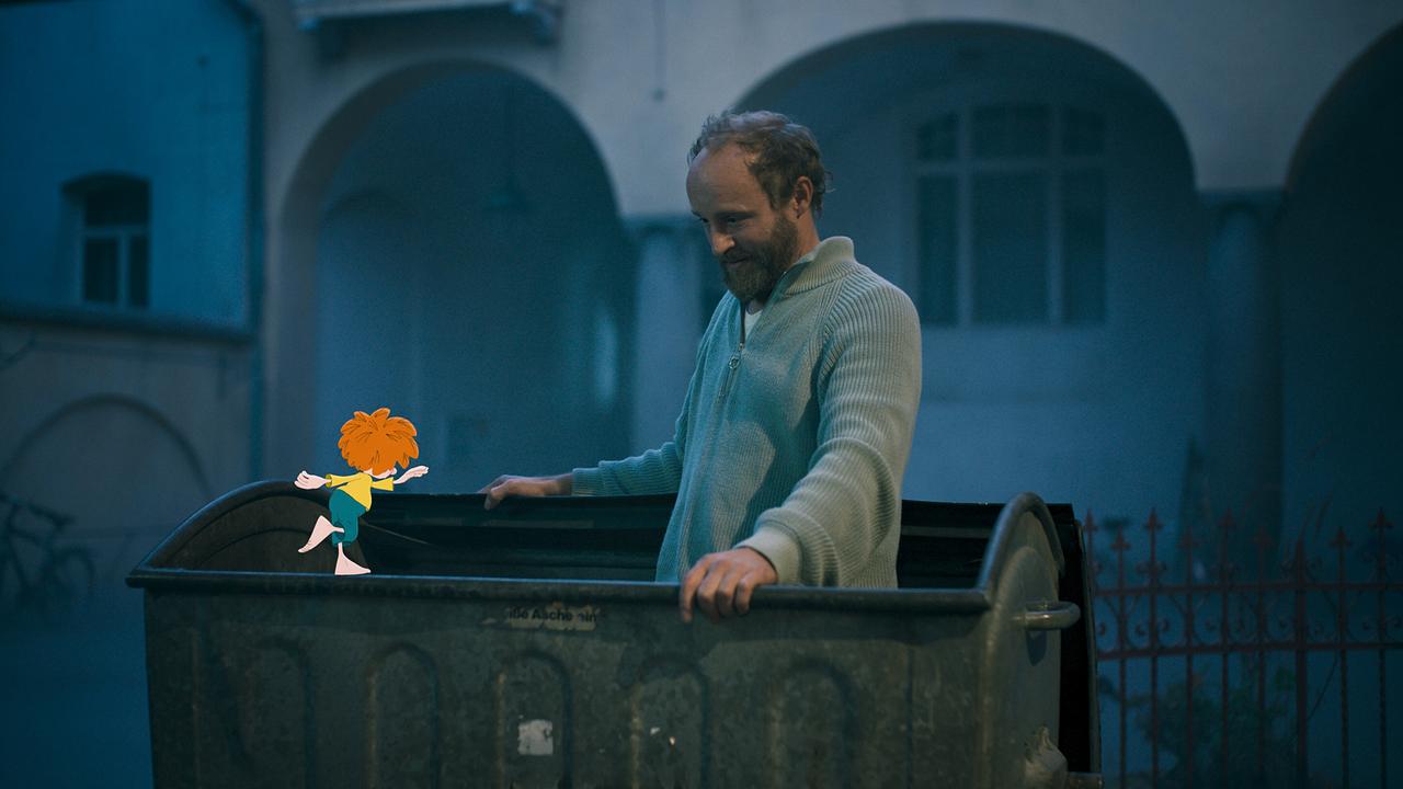 © ORF/Beta Film/NEUESUPER GmbH/RTL Florian Eder und Pumuckl unterhalten sich im Hinterhof ihres Hauses.