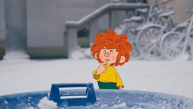 Pumuckl kommt im verschneiten Hinterhof eine Idee.