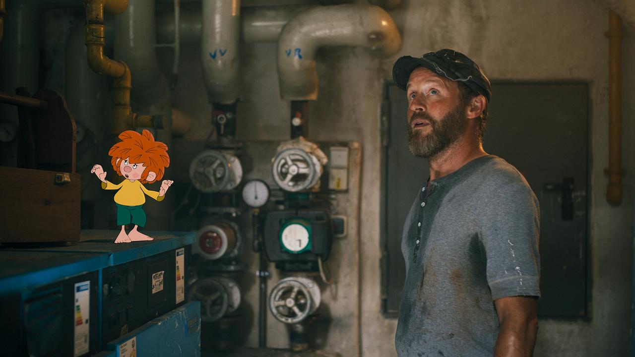 Pumuckl und Florian Eder versuchen das Geräusch zu orten.