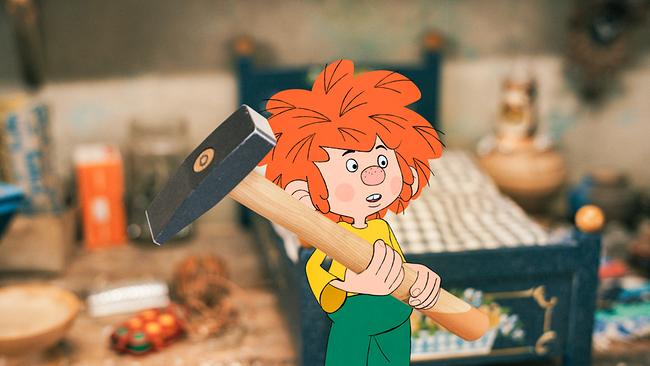 © ORF/Beta Film/NEUESUPER GmbH/RTL Pumuckl hält in der Werkstatt einen Hammer in der Hand, der fast so groß wie er ist.
