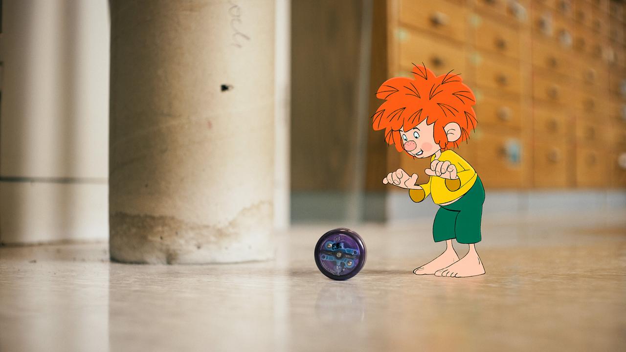 Pumuckl entdeckt ein Jojo am Boden.