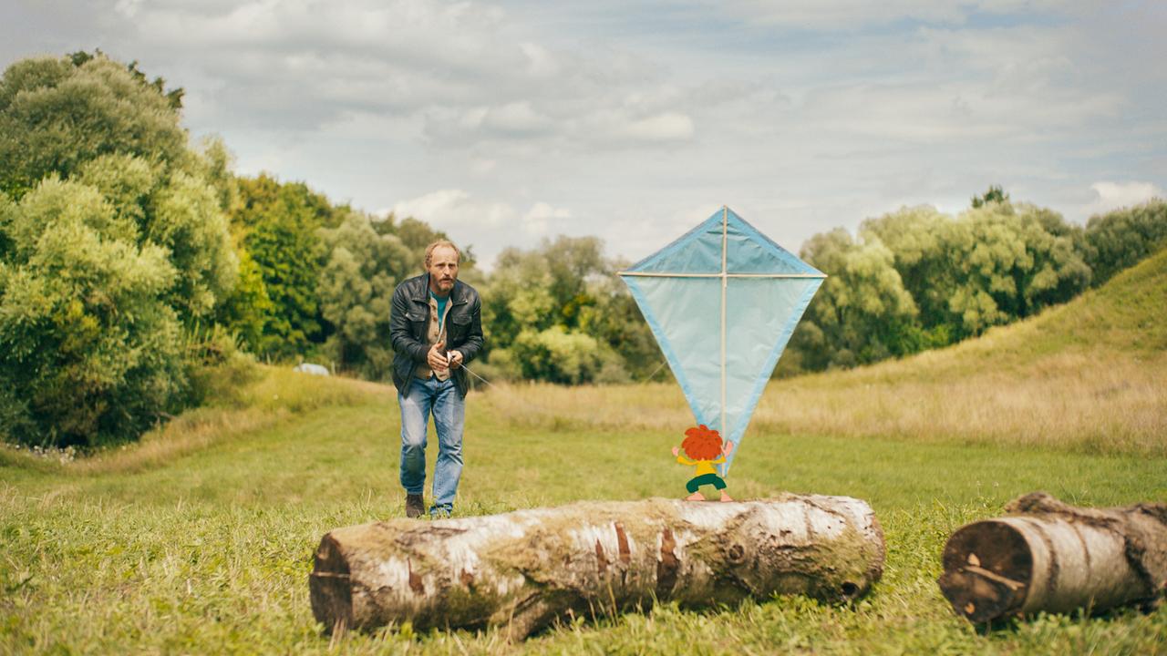Pumuckl und Meister Eder beim Drachensteigen.