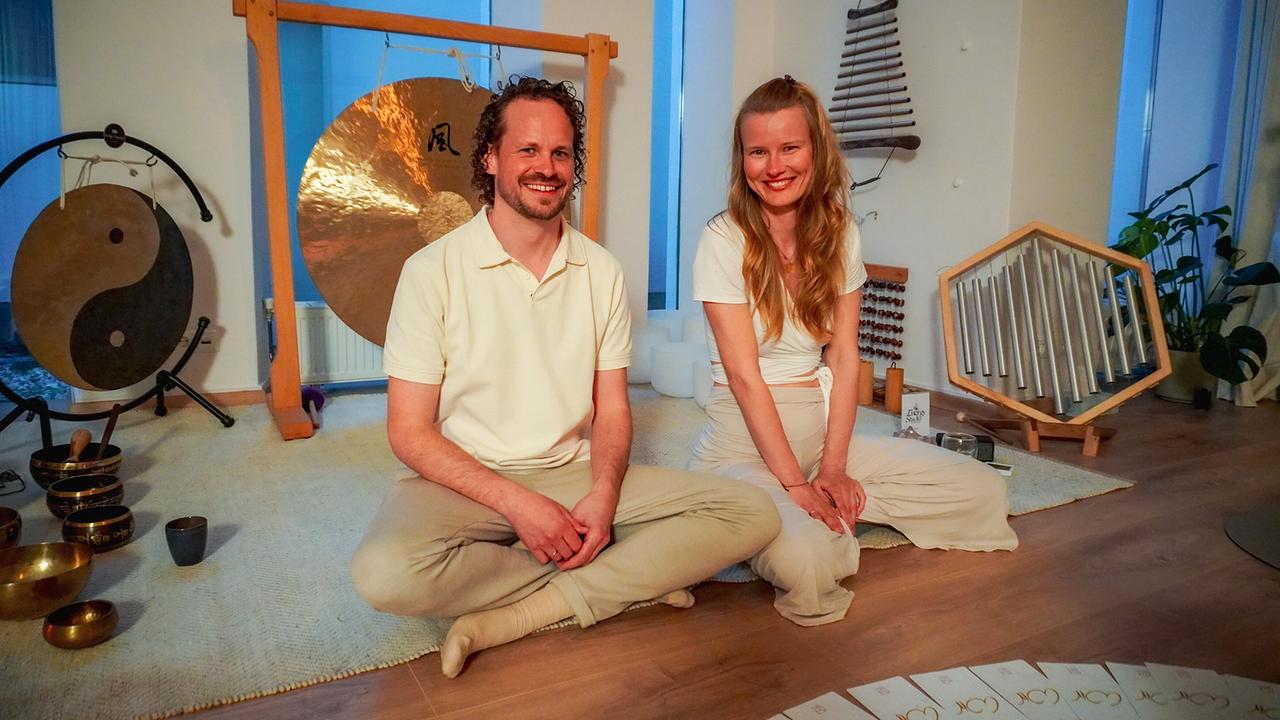 Neuer Job - Neues Leben: Tantra-Lehrer Bernhard Semmler gemeinsam mit seiner Partnerin Nadin Menzer bei einem Workshop im Energy Studio in Wien