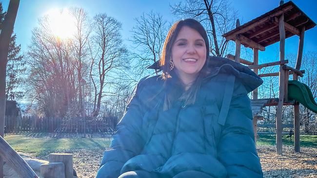 Unternehmerin Tina Hötzendorfer im Rollstuhl bei Sonnenschein auf einem Spielplatz in St. Johann in Tirol