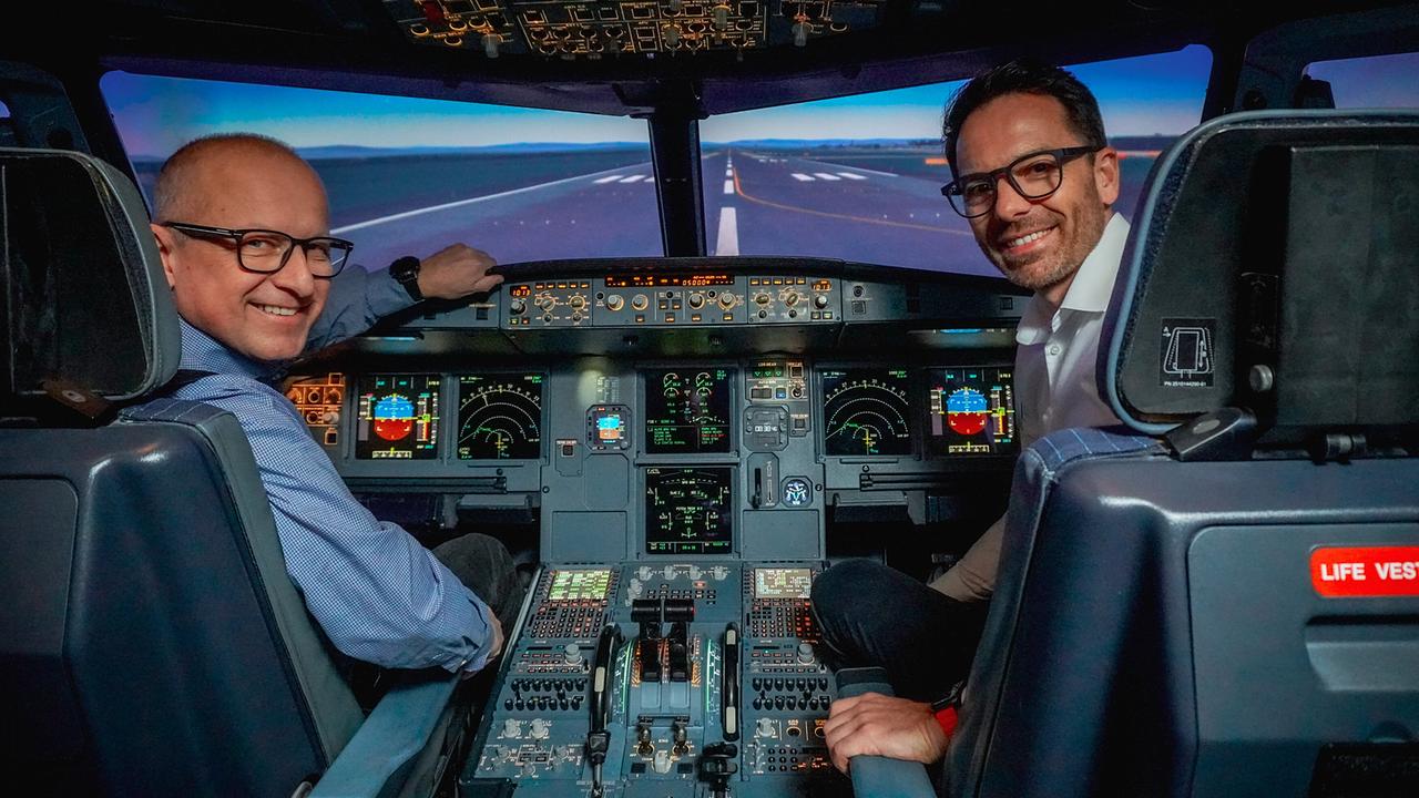Ex-Pilot Rainer Fadinger und AUA-Ausbildungsleiter Michael Kircher im Flugsimulator in Wien Schwechat