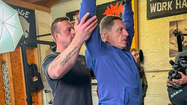 © ORF/DMG Film Hubert Steinacker mit seinem Sohn Thomas im Fitness-Studio beim Training