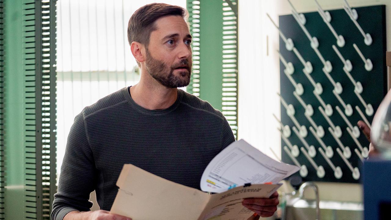 © ORF/Universal/NBC/Ralph Bavaro Ryan Eggold als Dr. Max Goodwin, er steht in einem Büro, trägt ein graues Shirt und hält einen geöffnenten Patientenakt in der Hand, fragend blickt er nach vorne