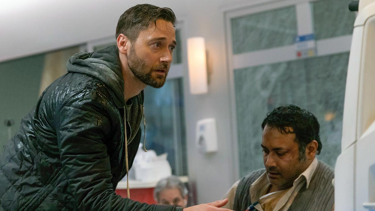 © ORF/Universal/NBC/Eric Liebowitz Max Goodwin steht durchnässt in einem Spitalzimmer und blickt besorgt auf einen Apparat an einem Bett, auf dem ein Patient sitzt