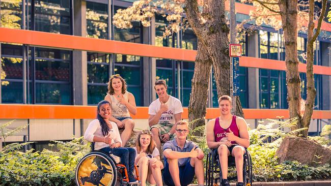 Im Bild: Gruppenbild der Protagonisten an der Sporthchschule Köln.