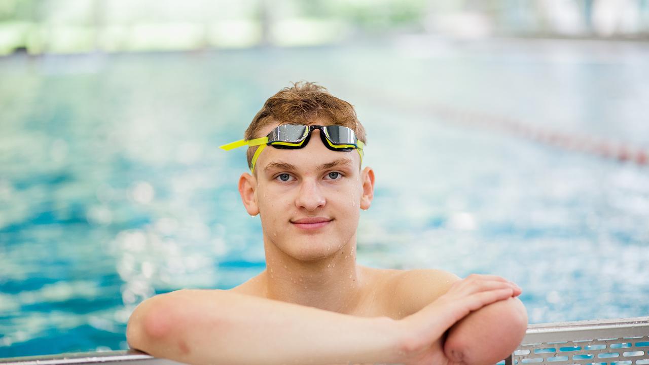 Im Bild: Adam Karas in der Schwimmhalle.