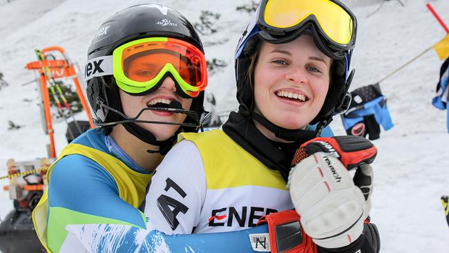 Im Bild: Veronika Aigner und ihre Schwester.