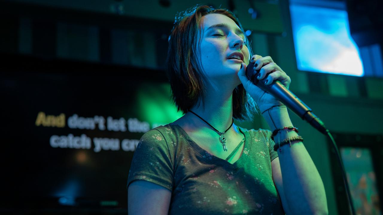 © ORF/Universal Pictures/Focus Features/Angal Field Autumn singt vor Publikum.