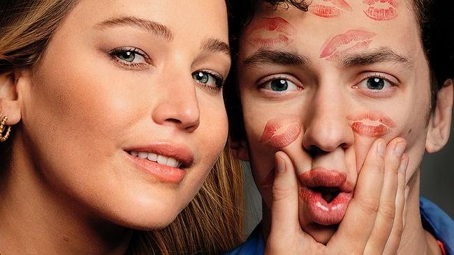 © ORF/Sony Pictures Jennifer Lawrence als Maddie und Andrew Barth Feldman als Percy blicken direkt in die Kamera, sie wirkt herausfordernd und drückt seine Wangen mit einer Hand, er blickt erstaunt drein, sein Gesicht ist von Lippenstiftabdrücken von Küssen übersät