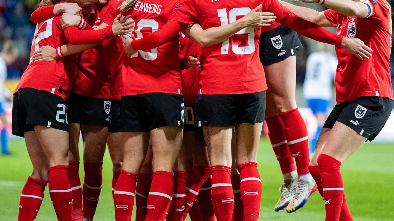 Fußball/Nationalteam/Frauen: Team-Spielerinnen bei ihrem Tor zum 2:0 am Dienstag, 11. April 2023, während des Länderspiels zwischen Österreich und Tschechien in Wiener Neustadt.