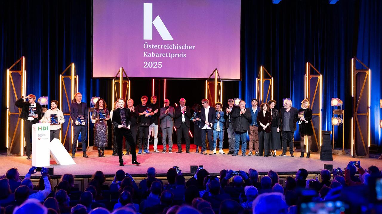 Gewinnerinnen und Gewinner des Österreichischen Kabarettpreises 2025 stehen auf einer Bühne bei der Verleihung des Österreichischen Kabarettpreises 2025.