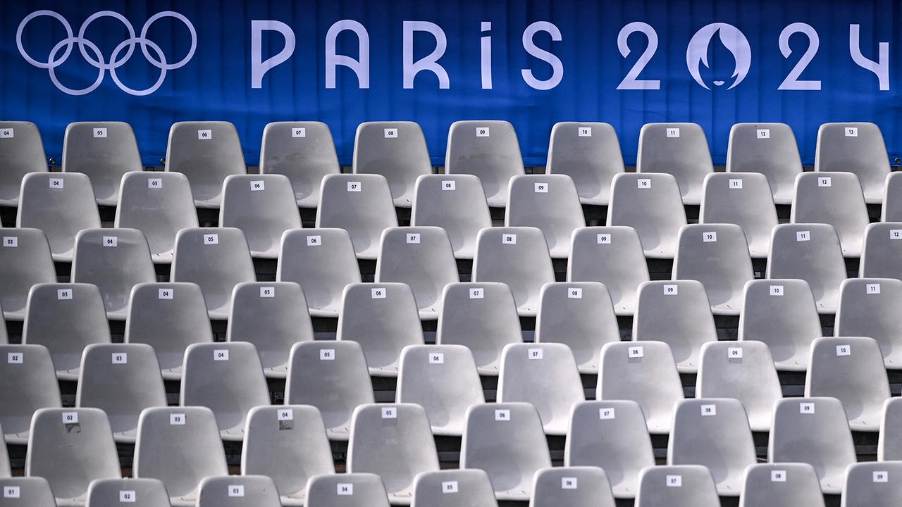 Der Banner der Olympischen Spiele 2024 in Paris ist auf der Tribüne der Eröffnungszeremonie am Ufer der Seine im Vorfeld der Olympischen und Paralympischen Spiele 2024 in Paris am 20. Juli 2024 abgebildet.