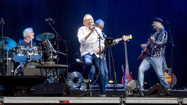 © ORF/Landesstudio Salzburg/wildbild/Herbert Rohrer Wolfgang Ambros mit seiner Band bei seinem Auftritt auf der Bühne beim Open Air vom Salzburger Residenzplatz 2026.