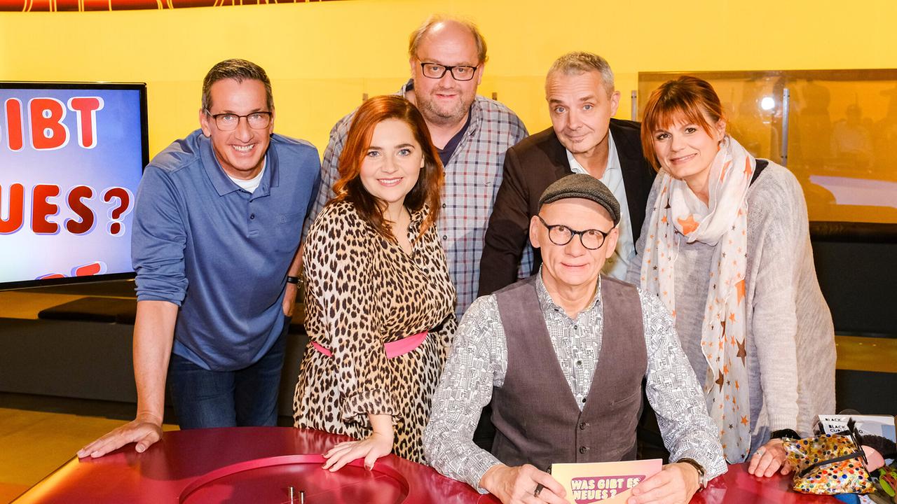 © ORF/Günther Pichlkostner "Was gibt es Neues?" am 10.11.2023: Viktor Gernot, Isabell Pannagl, Günther Lainer, Thomas Maurer, Oliver Baier, Eva Maria Marold