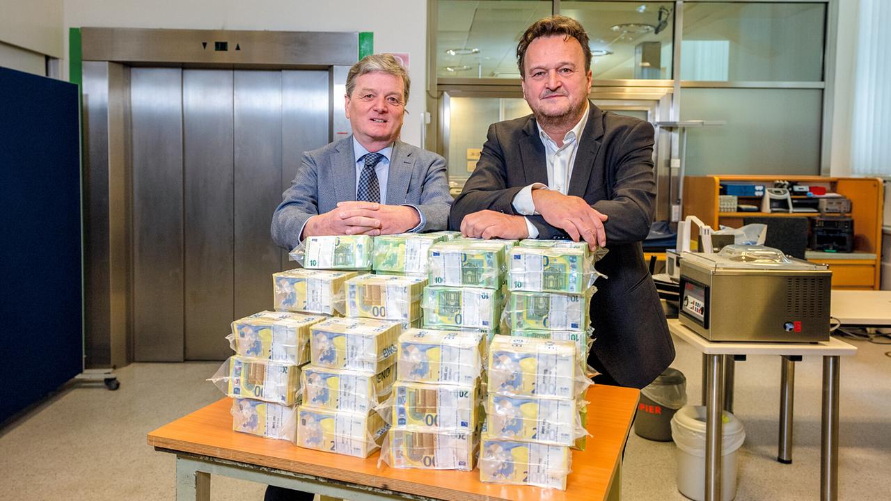 © ORF/Neulandfilm "Dok 1: Baba Bargeld?": DHA Dr. Stefan Augustin und Hanno Settele in der OENB