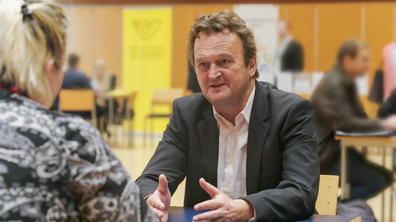 "Dok 1: Wo sind die Alle?": Hanno Settele versucht bei einem Job-Speed-Dating in Wien herauszufinden, welche Arbeitskräfte gesucht werden und was die Unternehmen potentiellen ArbeitnehmerInnen bieten können.