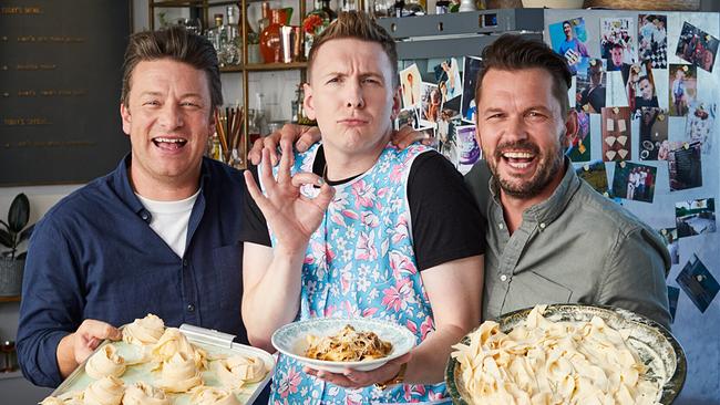 © ORF/Fremantle/©2019 Jamie Oliver Enterprises Ltd./Steve Ryan In "Jamie & Jimmy's Food Fight Club" ist der Comedian und beliebte Moderator Joe Lycett zu Gast im kleinen Café am Southend Pie.