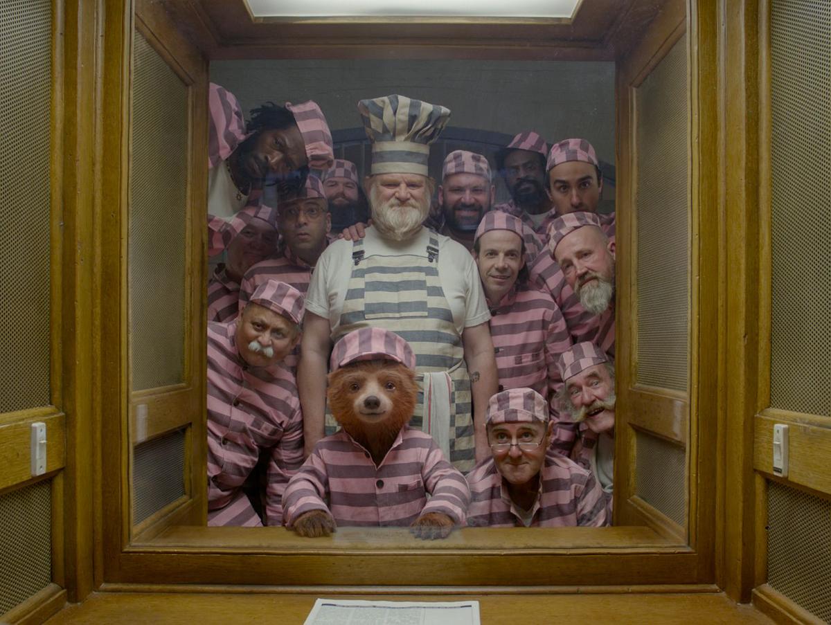 Im Bild: Paddington mit seinen Knastbrüdern, u.a. Küchenchef 'Knuckles' McGinty (Brendan Gleeson)