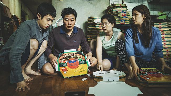 Im Bild: Die arbeitslose Familie Kim (Choi Woo Shik, Song Kang Ho, Chang Hyae Jin, Park So Dam) kommt gerade so über die Runden.