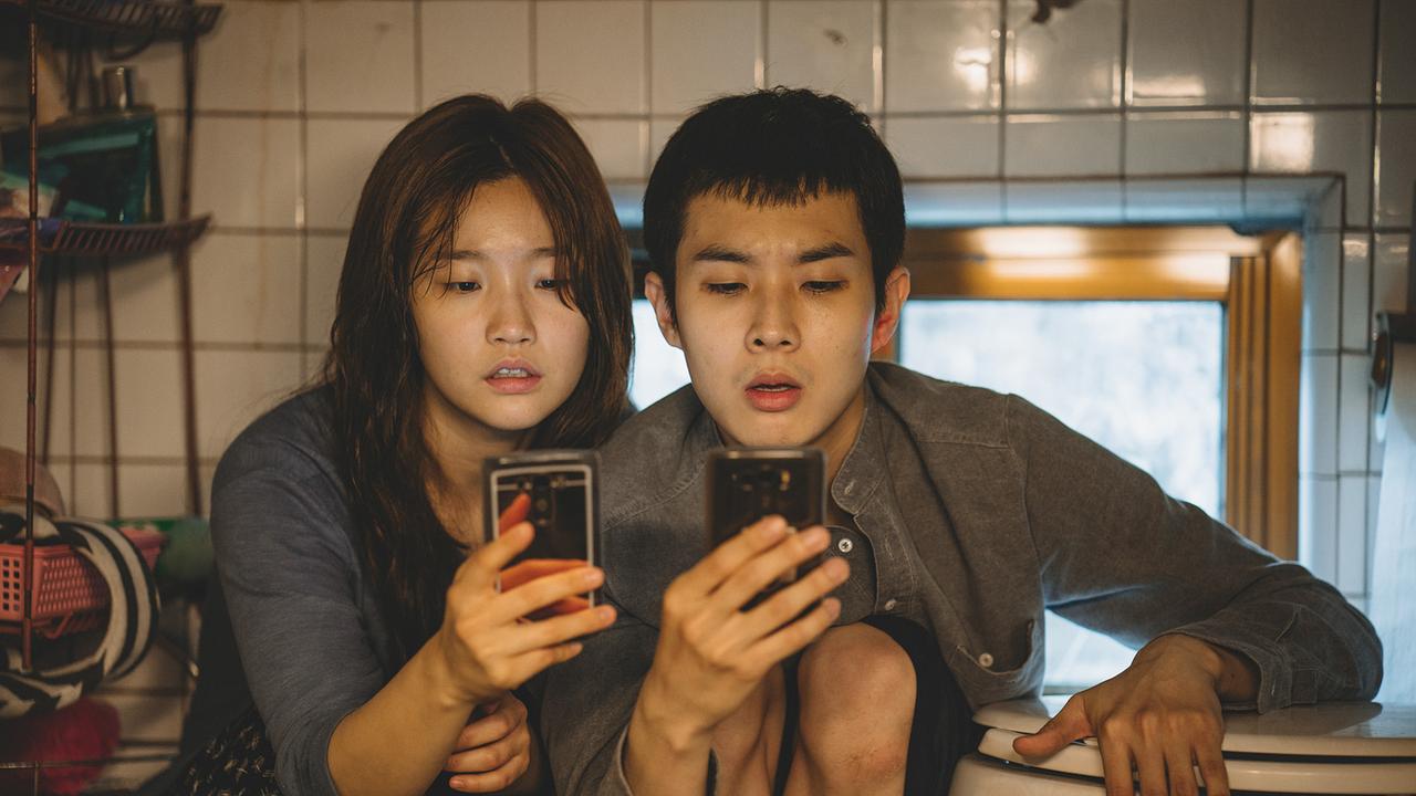 Im Bild: Für kostenloses Internet kriechen Ki-jung (Park So Dam) und ihr Bruder Ki-woo (Choi Woo Shik) in die entlegensten Ecken ihrer Behausung.