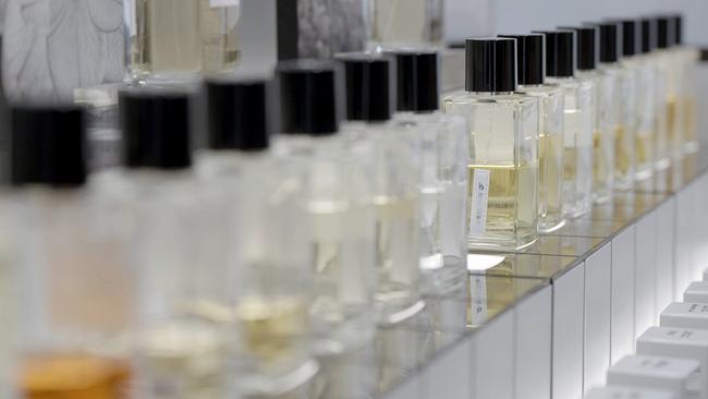 © ORF/Red Monster Film Diagonal durch das Bild stehen über zwanzig gleich aussehende Parfumflaschen nebeneinander, nur die Farben der Parfums variieren