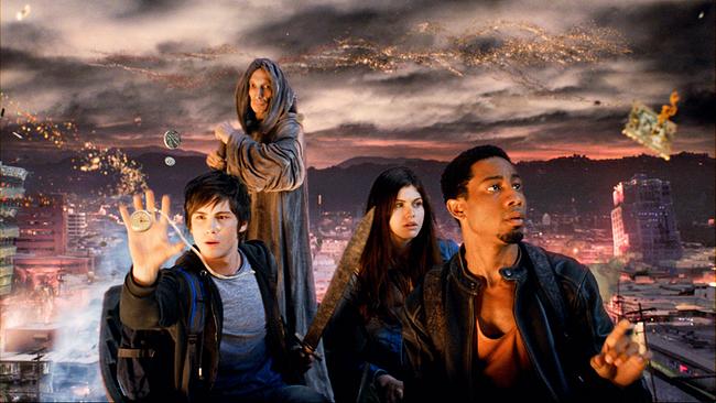 Im Bild: Logan Lerman (Percy Jackson), Julian Richings (Charon, der Fährmann), Alexandra Daddario (Annabeth), Brandon T. Jackson (Grover).
