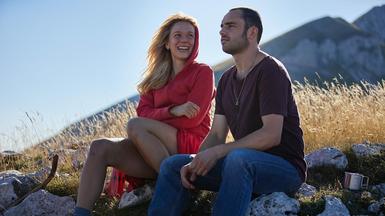 © ORF/Bravado Media/MarVista Entertainment/Umberto Poto Lena Klenke als Steffi Graf undToby Sebastian als Andre Agassi, sitzen bei einer Bergwanderung nebeneinander, er blickt in die Ferne sie lächelt ihn von der Seite an