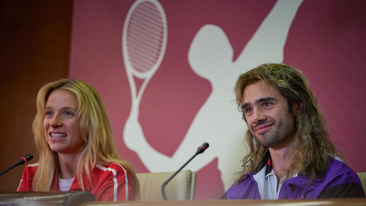 © ORF/Bravado Media/MarVista Entertainment/Umberto Poto Lena Klenke als Steffi Graf und Toby Sebastian als Andre Agassi bei einer Pressekonferenz