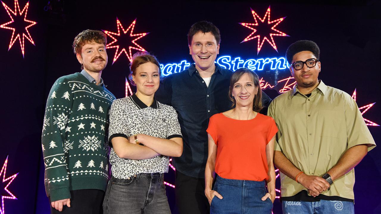 Benedikt Mitmannsgruber, Maria Muhar, Hosea Ratschiller, Sarah Hakenberg und Marvin Tare stehen auf einer bunt beleuchteten Bühne mit leuchtenden Sternen und Neon-Schriftzug "Pratersterne - Rote Bar"