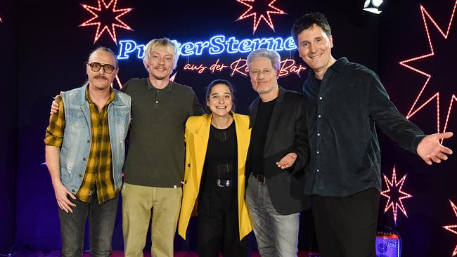  Christoph Jarmer, Robert Alan, Christina Kiesler, Florian Scheuba und Hosea Ratschiller stehen auf der Bühne mit leuchtenden Sternen und Neon-Schriftzug "Pratersterne - Rote Bar".