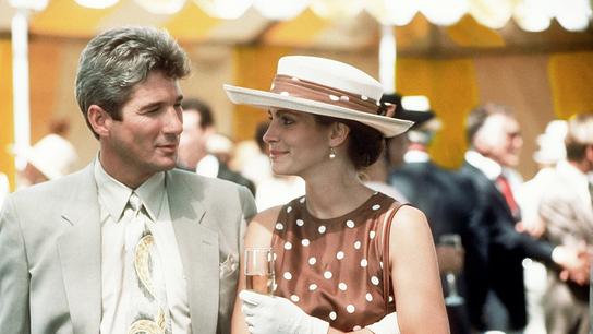 Richard Gere als Edward Lewis) und Julia Roberts als Vivian Ward, sommerlich elegant bekleidet an einem festlichen Event im Freien, freundlich lächelnd sehen die beiden einander an