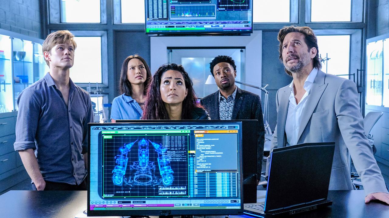 © ORF/PRO7/CBS/Guy D'Alema Im Bild (v.li.): Lucas Till (Angus MacGyver), Levy Tran (Desi Nguyen), Tristin Mays (Riley Davis), Justin Hires (Wilt Bozer), Henry Ian Cusick (Russ Taylor).